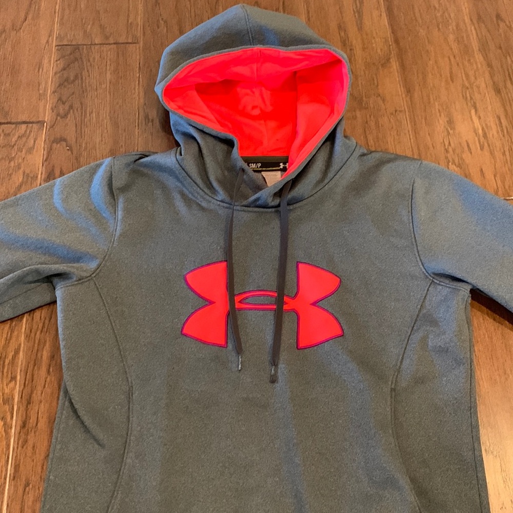 Under Armour semi fitted Women’s S hoodie 
Excellent condition.